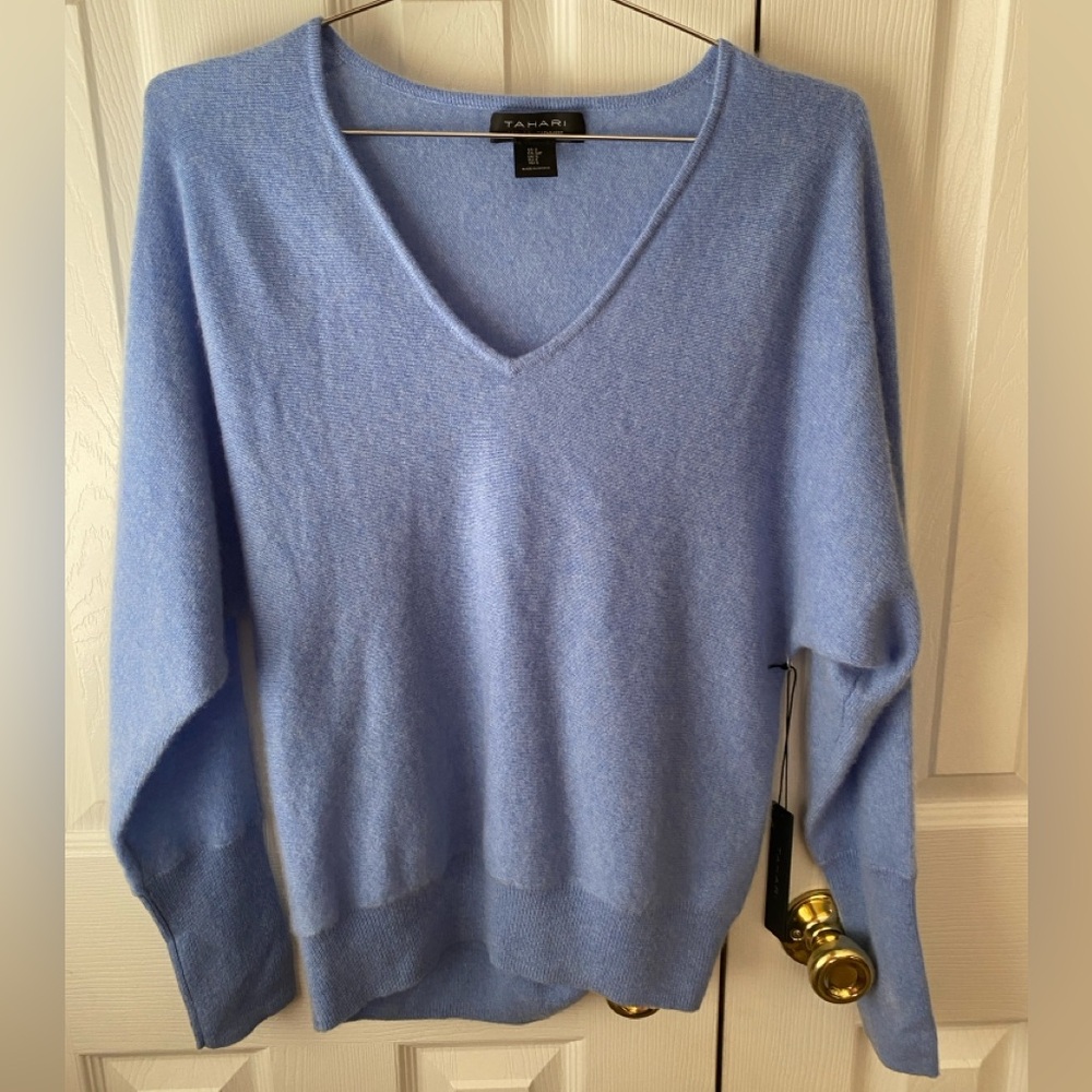 🆕 TAHARI Cornflower Blue 2-Ply Cashmere Dolman Sleeve V-Neck Sweater SZ S‎